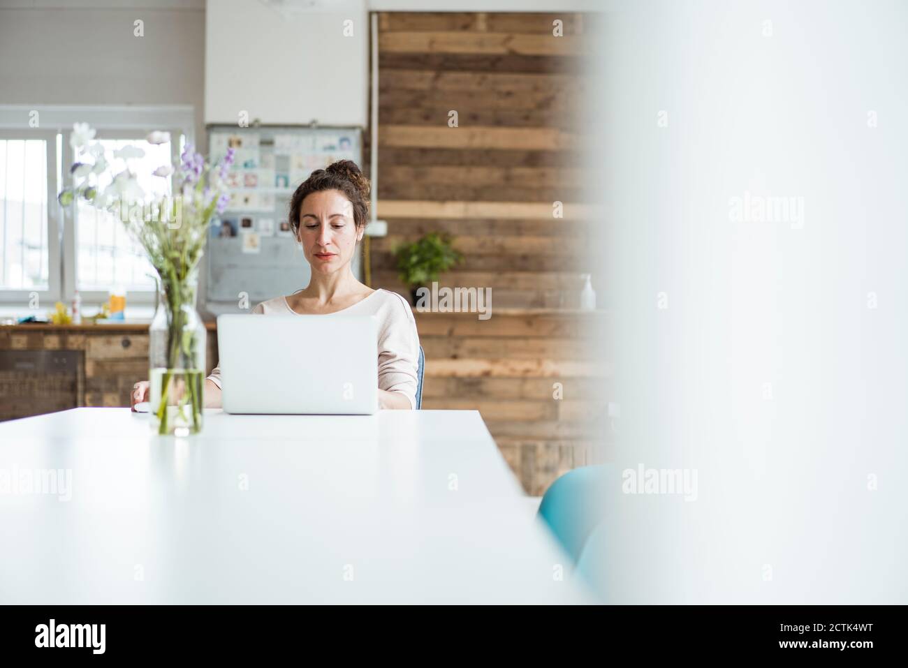 Donna d'affari che lavora su un computer portatile sul tavolo Foto Stock