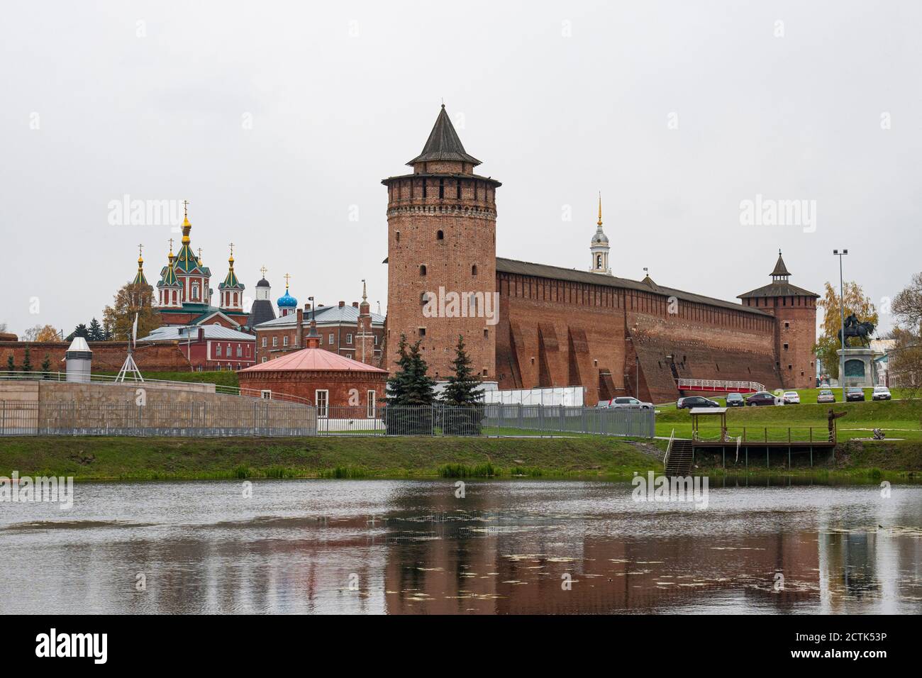 Russia, Mosca Oblast, Kolomna, fiume che scorre di fronte al Cremlino di Kolomna Foto Stock