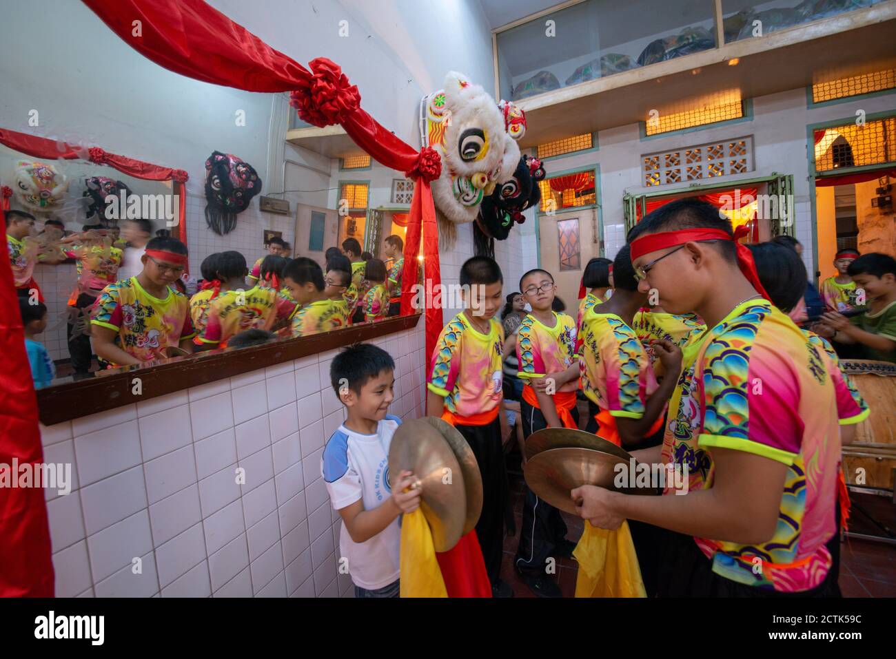 George Town, Penang/Malaysia - Luglio 07 2017: I bambini imparano a giocare a tamburo per le performance di danza dei leoni. Foto Stock