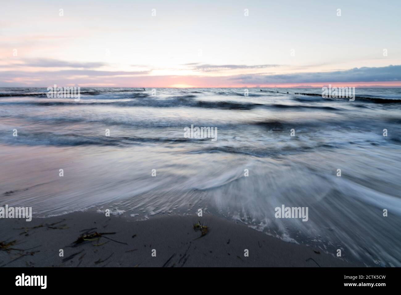Spiaggia costiera di sabbia del Mar Baltico al tramonto Foto Stock Spiaggia costiera di sabbia del Mar Baltico al tramonto Foto Stock