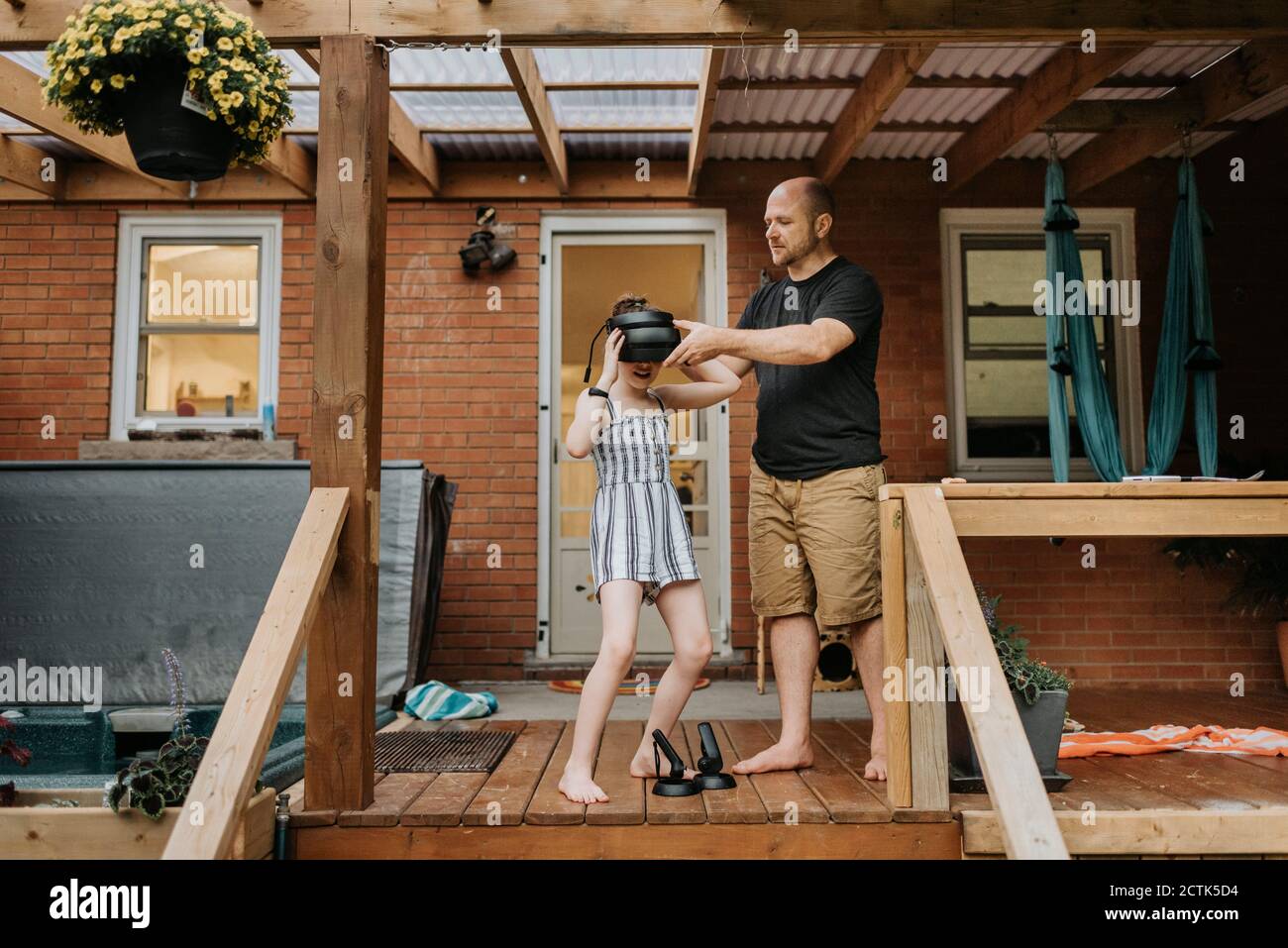 Ragazza con occhiali 3D e padre in veranda Foto Stock