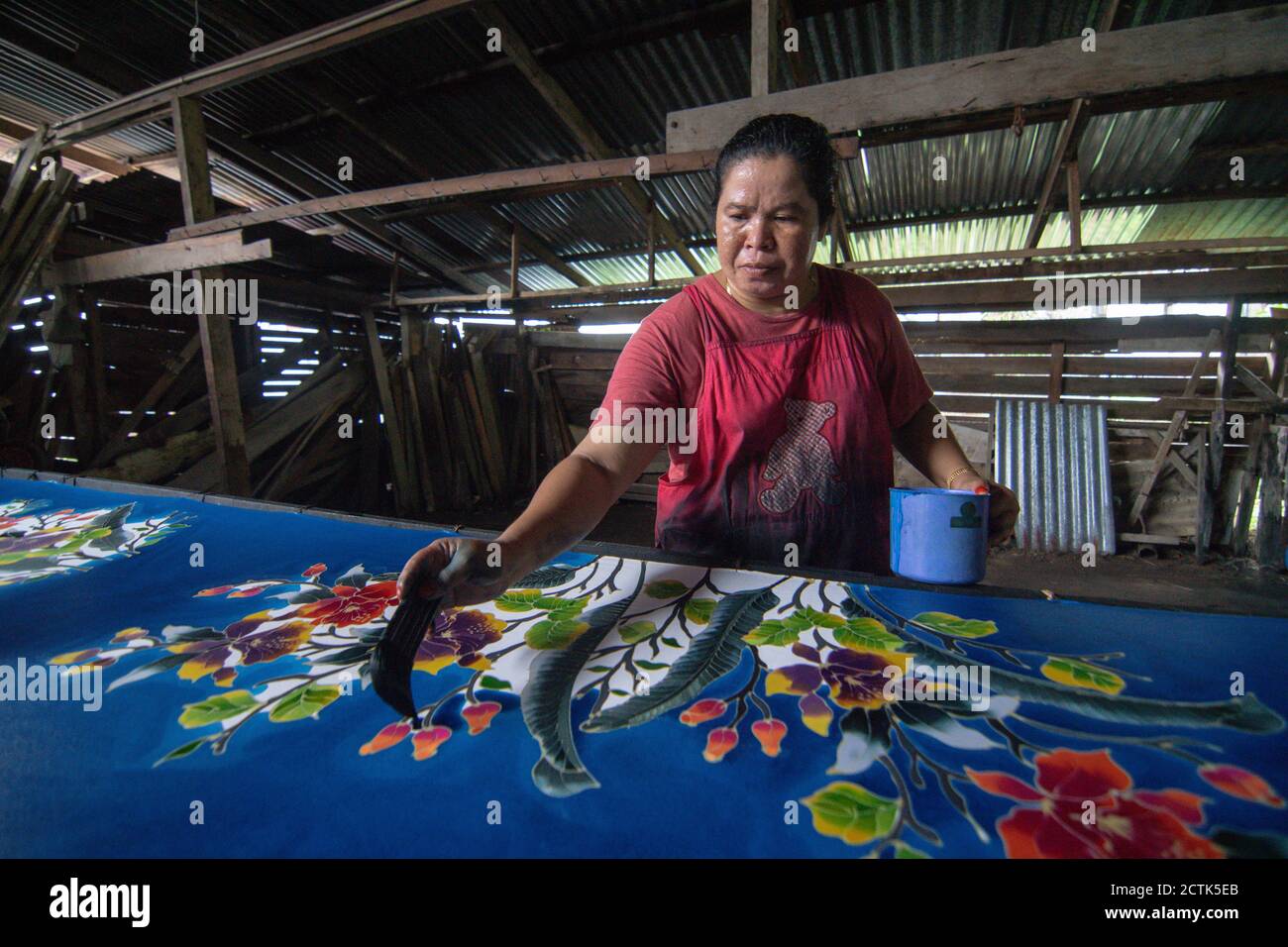 Kota Bahru, Kelantan/Malesia - Luglio 15 2017: Pittura artista su tessuto batik. Foto Stock