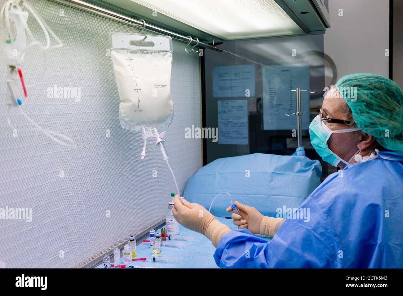 Medico femminile che tiene fleboclisi iv in laboratorio in ospedale Foto Stock