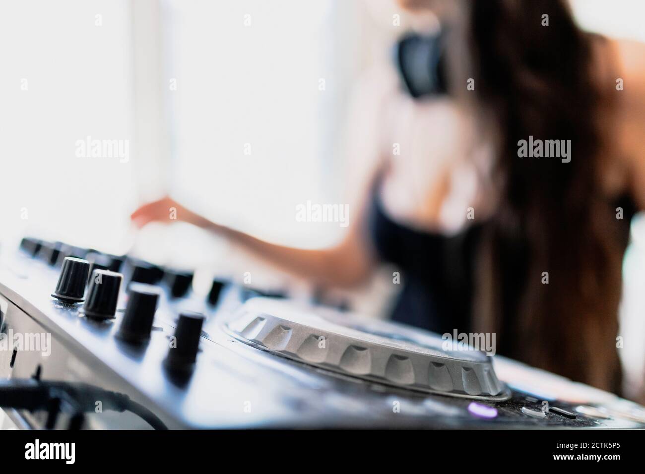 Primo piano delle apparecchiature audio contro il produttore musicale dello studio di registrazione Foto Stock