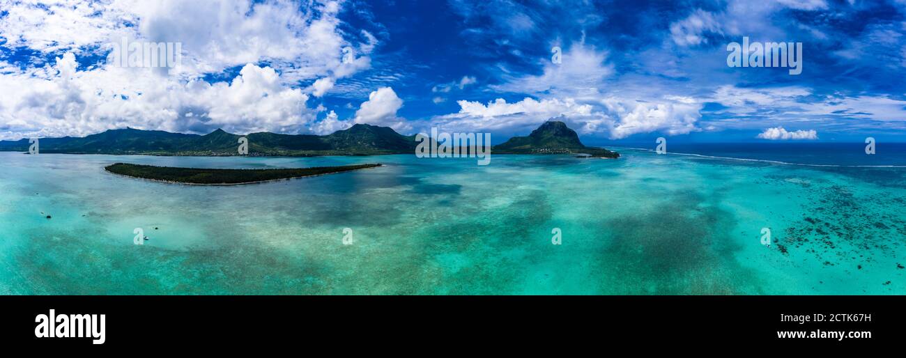 Mauritius, Fiume Nero, Tamarin, panorama in elicottero dell'Oceano Indiano in estate con l'isola sullo sfondo Foto Stock