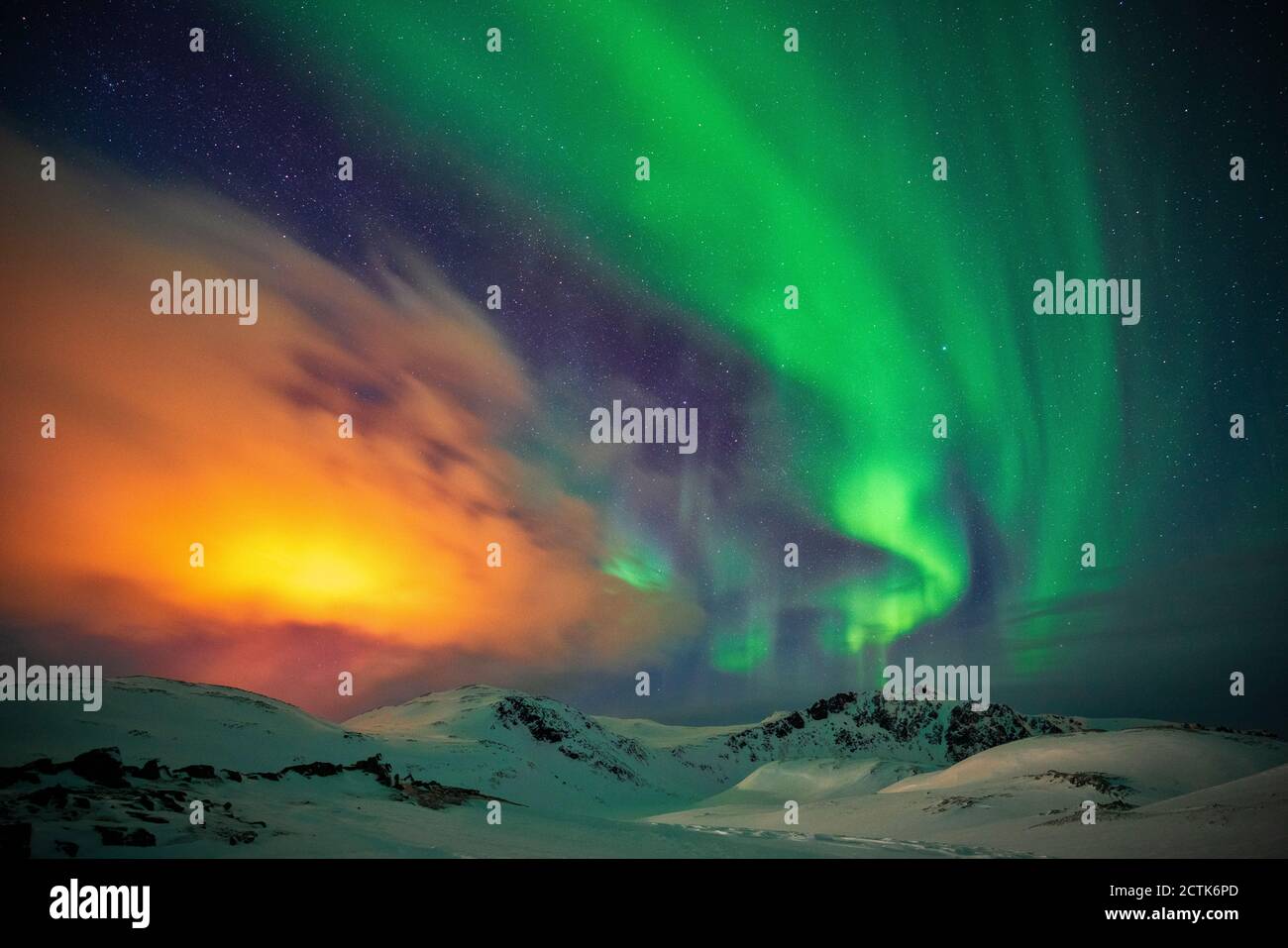 Aurora sulle montagne, Finnmark, Norvegia Foto Stock