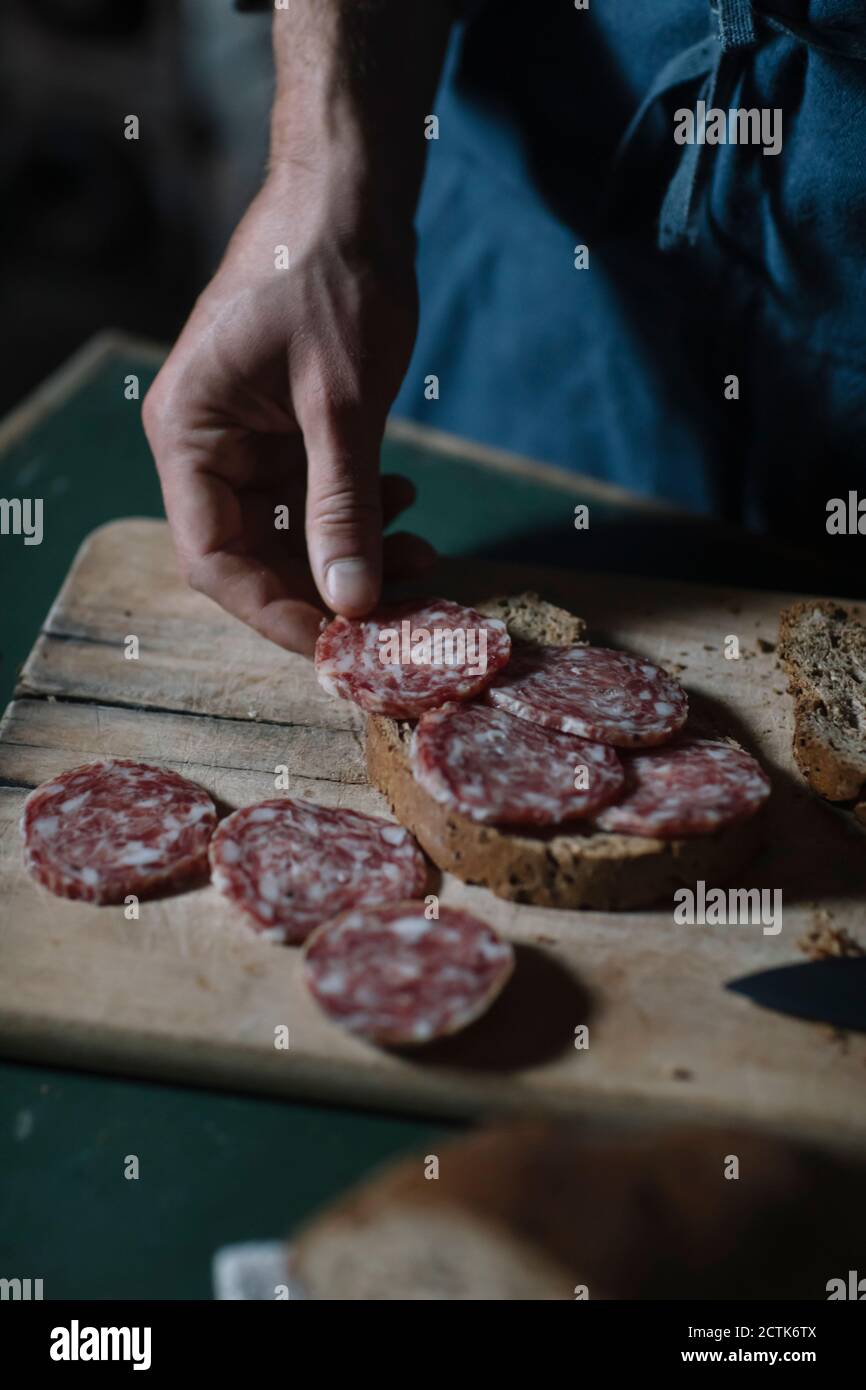 Salame sul tagliere immagini e fotografie stock ad alta risoluzione - Alamy