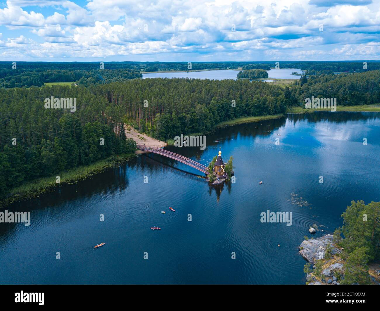 Russia, Oblast di Leningrado, veduta aerea della Chiesa di Sant'Andrea a Vuoksa in estate Foto Stock