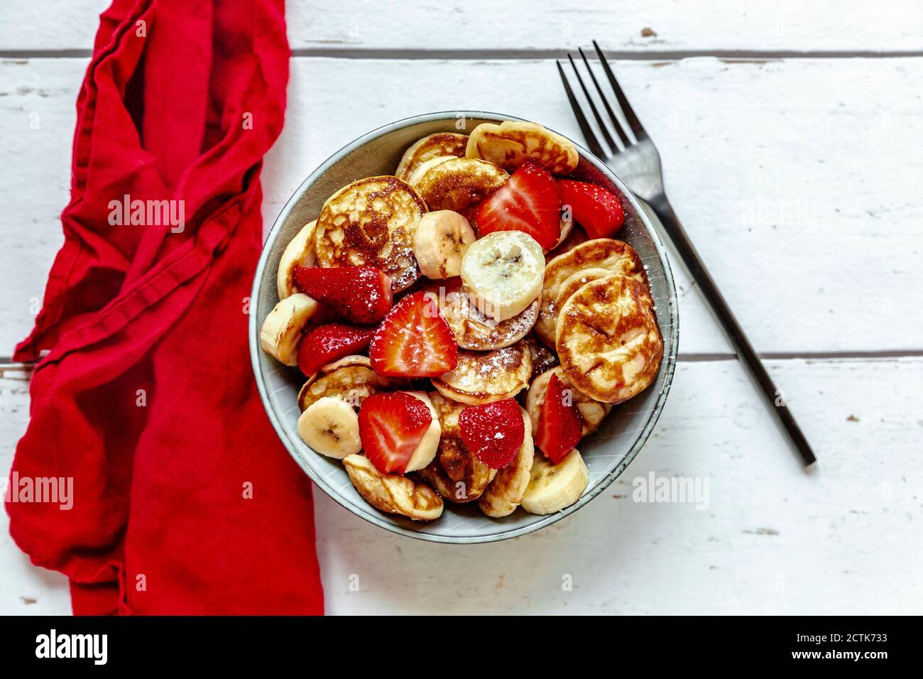Ciotola di mini frittelle con fragole e banane Foto Stock