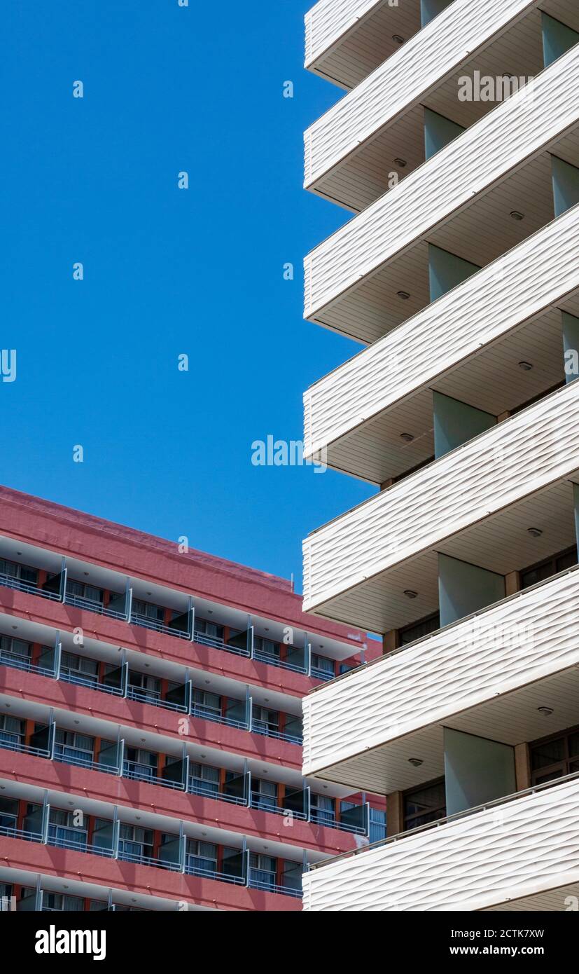 Balconi di alti e moderni hotel Foto Stock