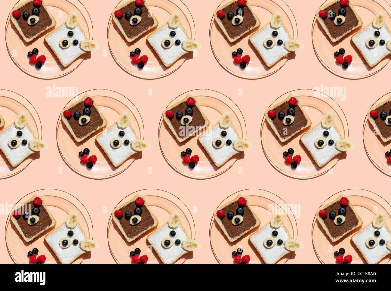 Disegno di piatti con toast decorati con facce di orso fatto di frutta Foto Stock