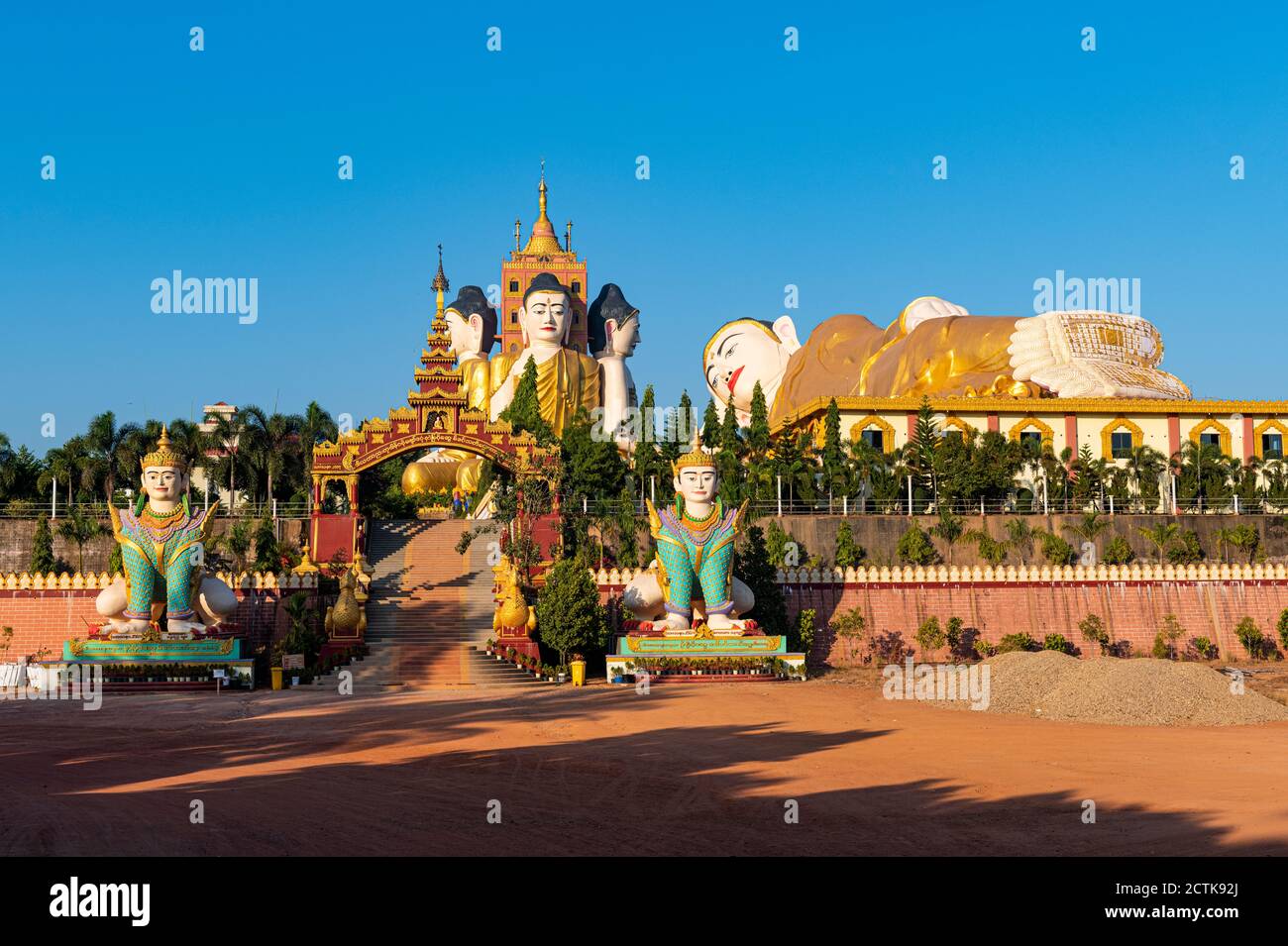 Myanmar, Stato Mon, ingresso del monastero di Pupawadoy Foto Stock