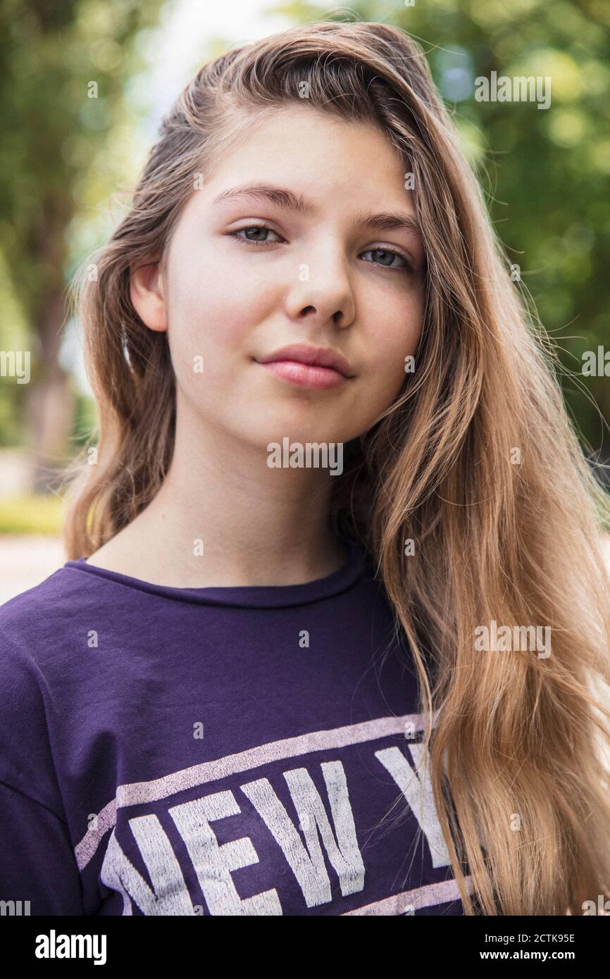 Ragazza con lunghi capelli biondi all'aperto Foto Stock