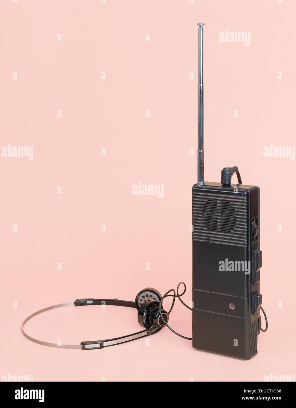 Retro walkies talkie con cuffie collegate Foto Stock