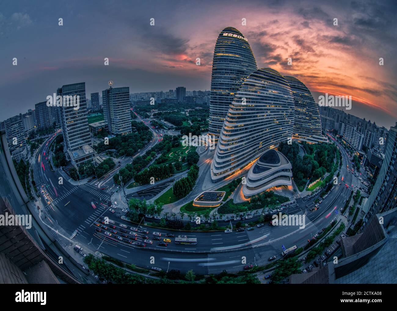 Vista aerea di Pechino SOHO, un complesso di tre grattacieli asimmetrici curvilinei a Wangjing a Pechino, Cina, 11 agosto 2020. Foto Stock