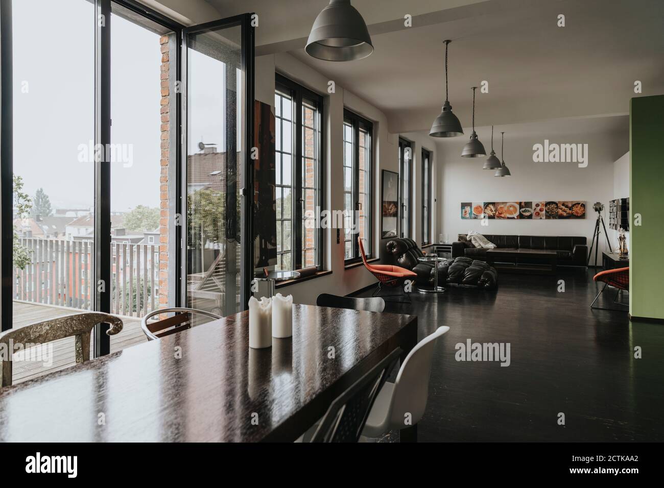 Vista dalla zona pranzo alla zona soggiorno in un designer loft Foto Stock