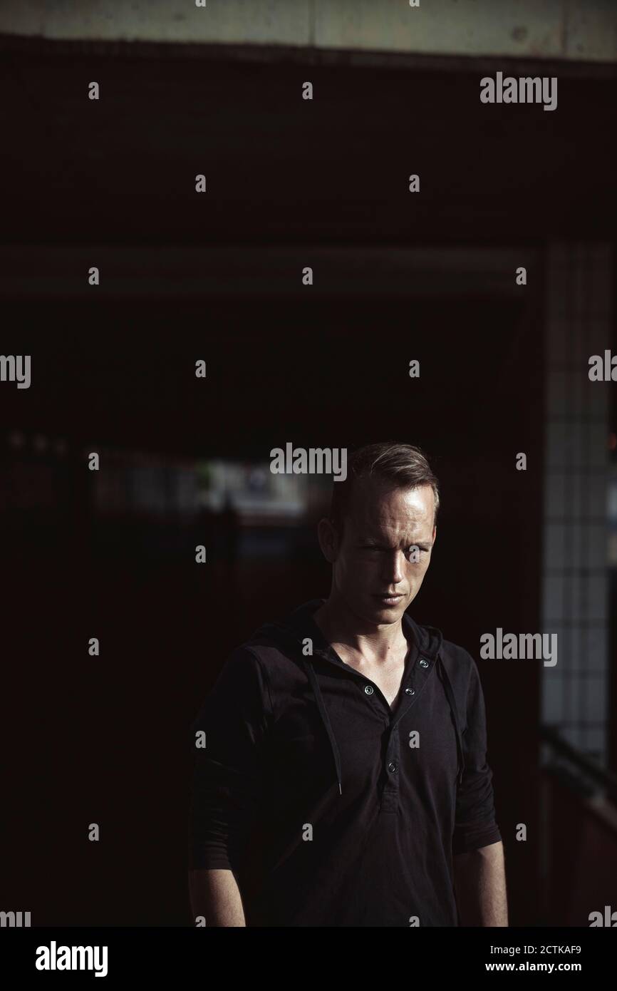 Contemplare l'uomo in galleria Foto Stock