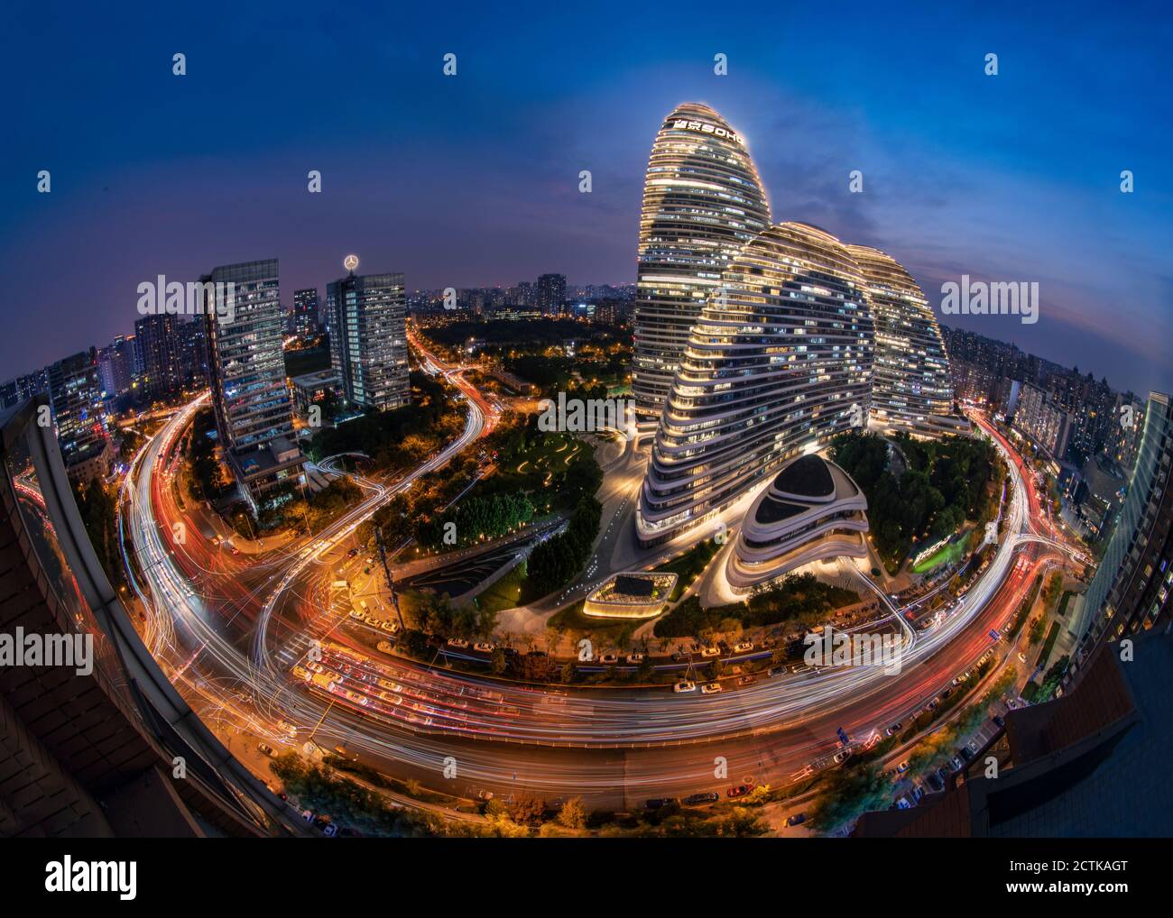 Vista aerea di Pechino SOHO, un complesso di tre grattacieli asimmetrici curvilinei a Wangjing a Pechino, Cina, 11 agosto 2020. Foto Stock