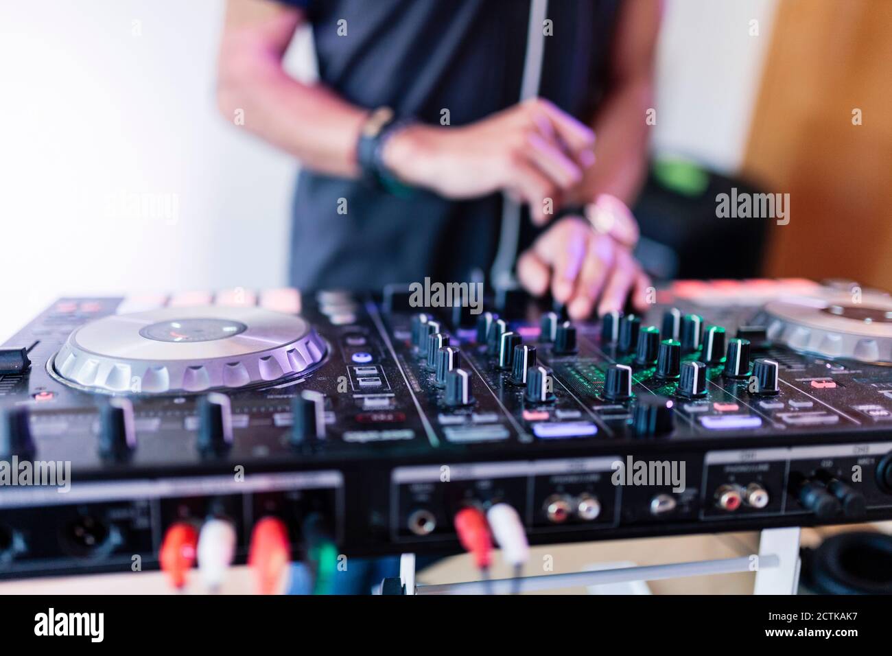 Giovane produttore di musica maschile mixando il suono in studio di registrazione Foto Stock