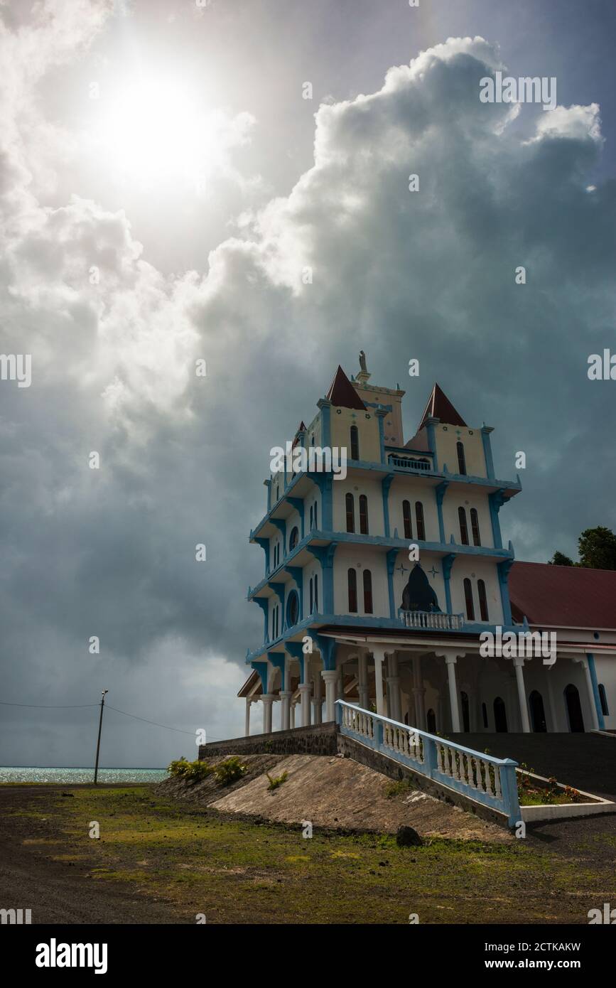 Francia, Wallis e Futuna, il sole splende sulla Chiesa di Lausikula durante il tempo nuvoloso Foto Stock