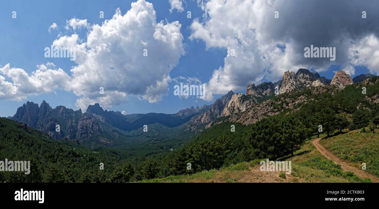Panorama panoramico delle nuvole sul massiccio di Aiguilles de Bavella Foto Stock