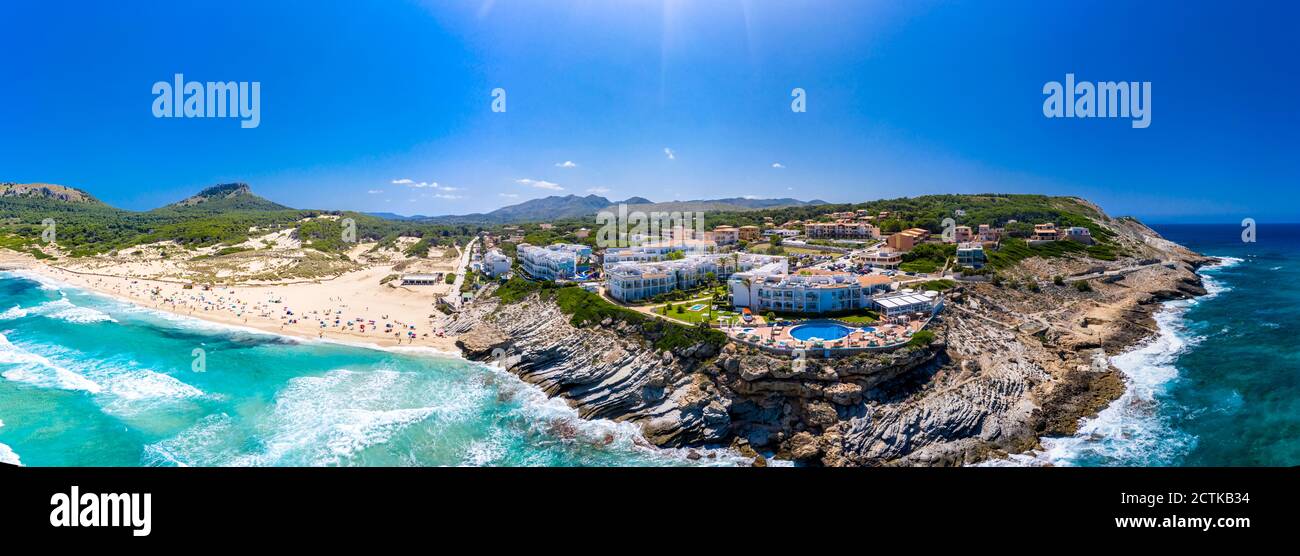 Spagna, Maiorca, Cala Mesquida, panorama aereo della spiaggia di Cala Agulla e località costiere in estate Foto Stock