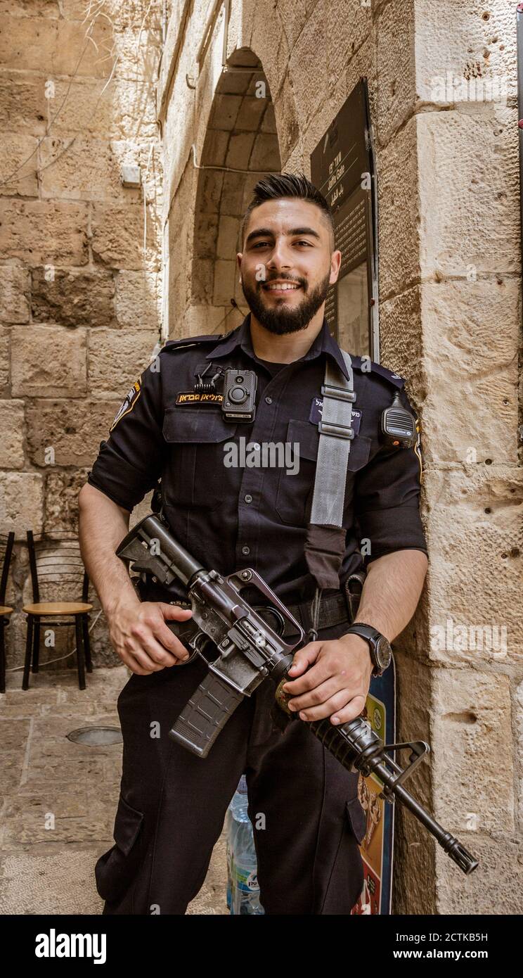 Gerusalemme, Israele - 2019-04-26 - soldati di guardia in tutti i luoghi pubblici. Foto Stock