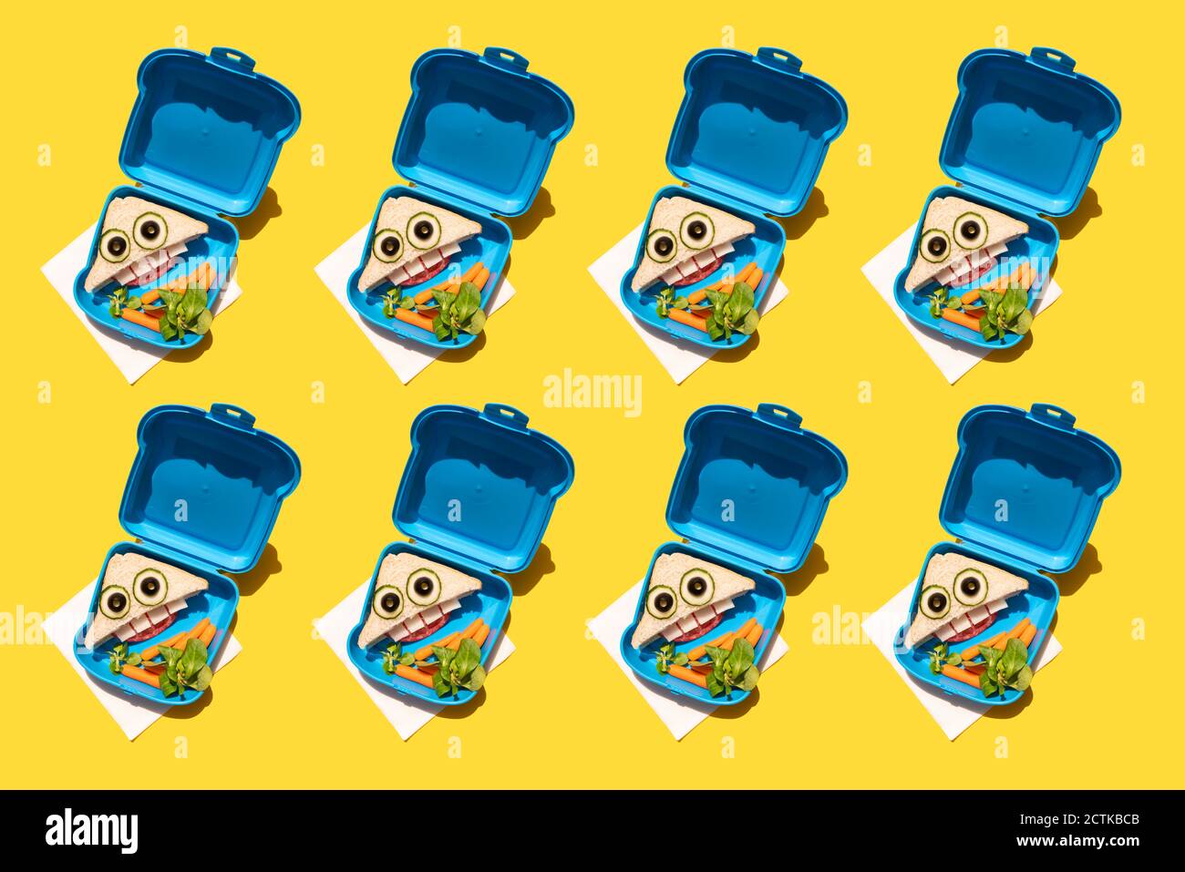 Modello di scatole per pranzo con carote per bambini e aspetto divertente sandwich con volti antropomorfi Foto Stock