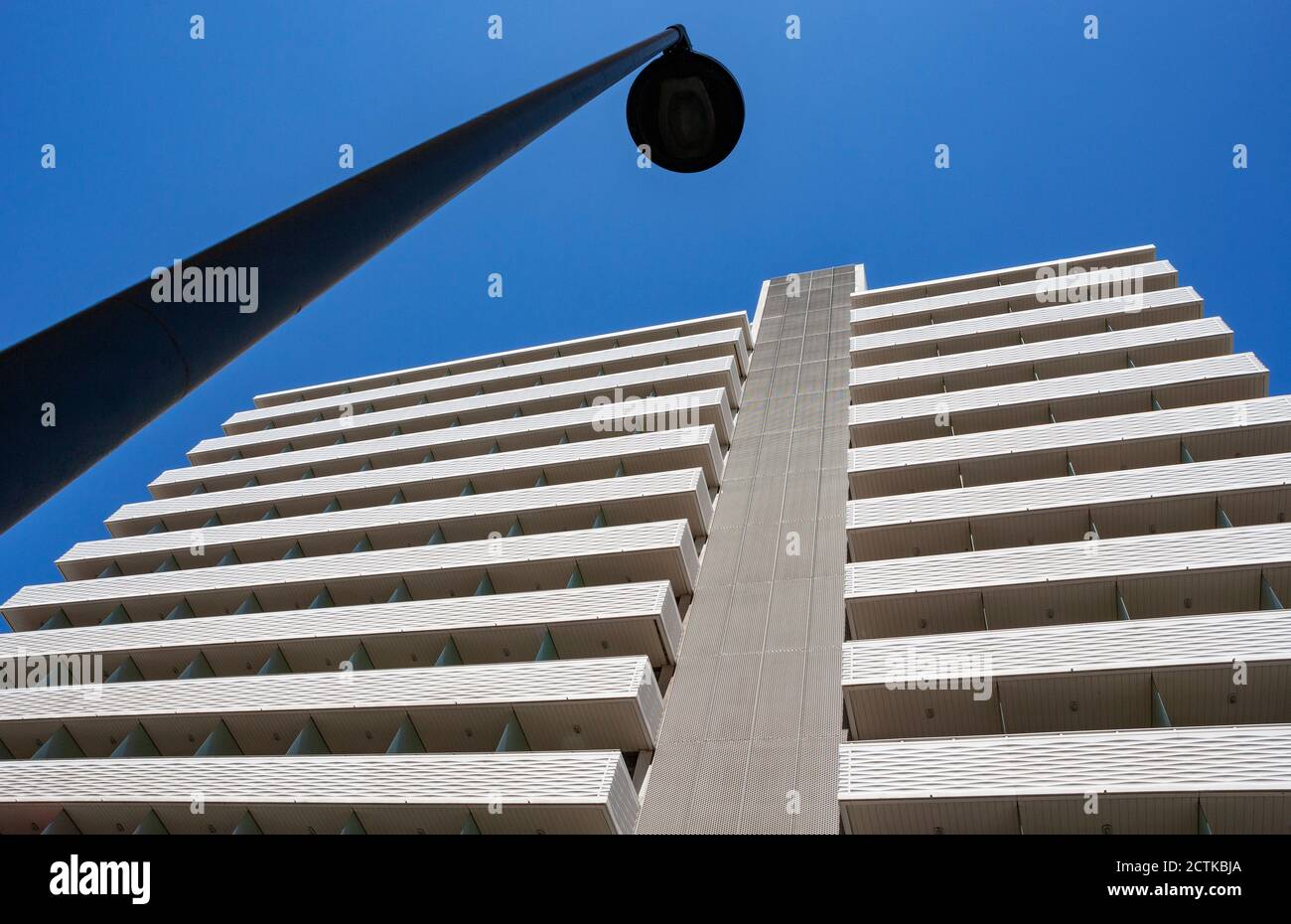 Semaforo di fronte all'alto hotel Foto Stock