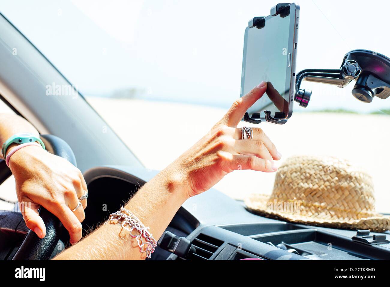 Primo piano di una donna che utilizza la navigazione sullo smartphone in furgone Foto Stock