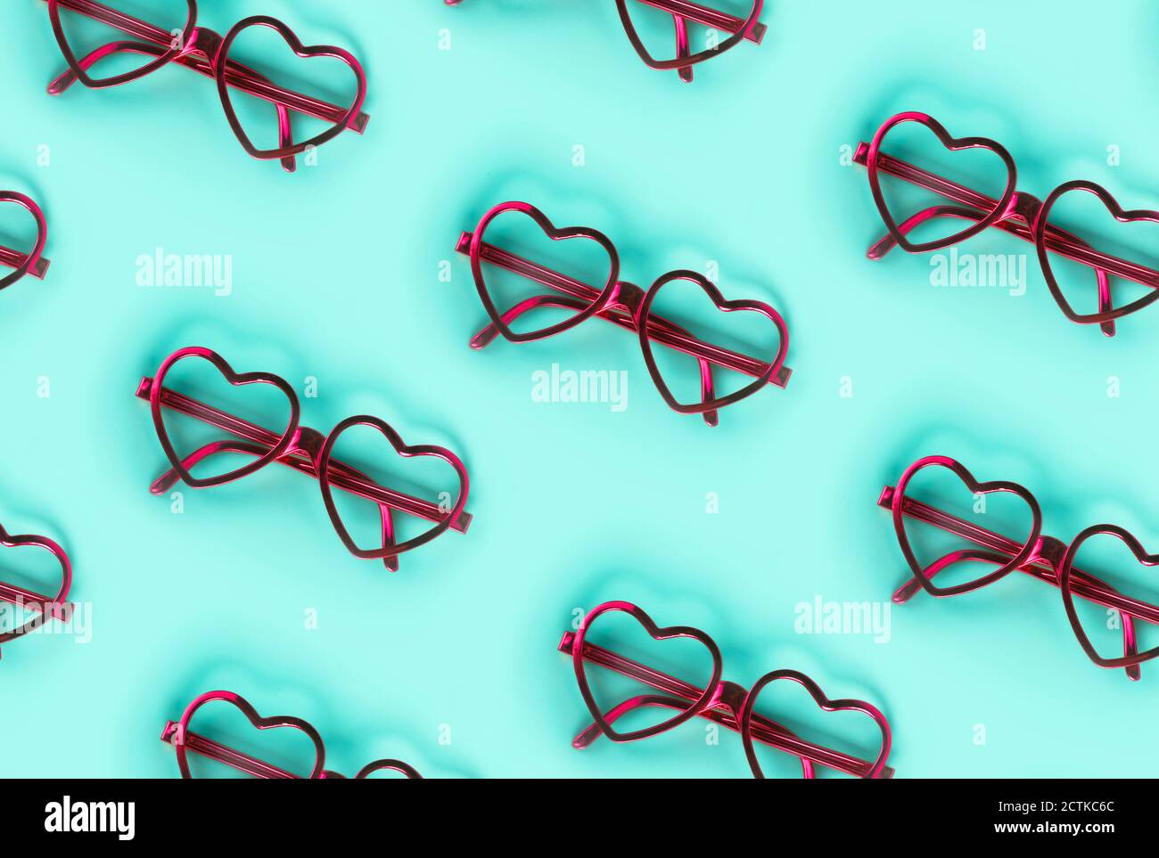 Direttamente sopra il colpo degli occhiali a forma di cuore rosa su blu sfondo Foto Stock
