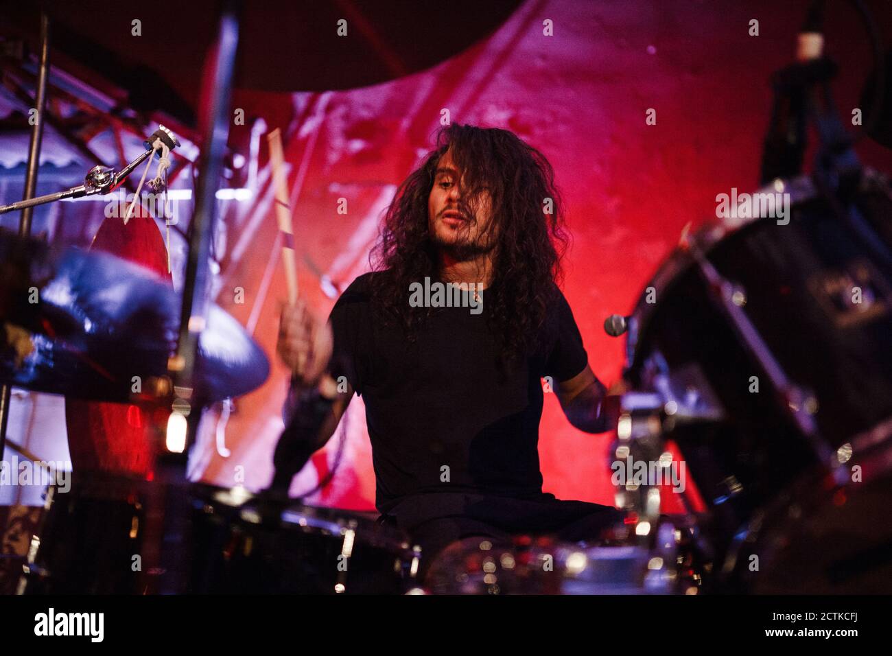 Concerto di batterista che suona drum kit mentre si esibisce sul palco in un evento live Foto Stock