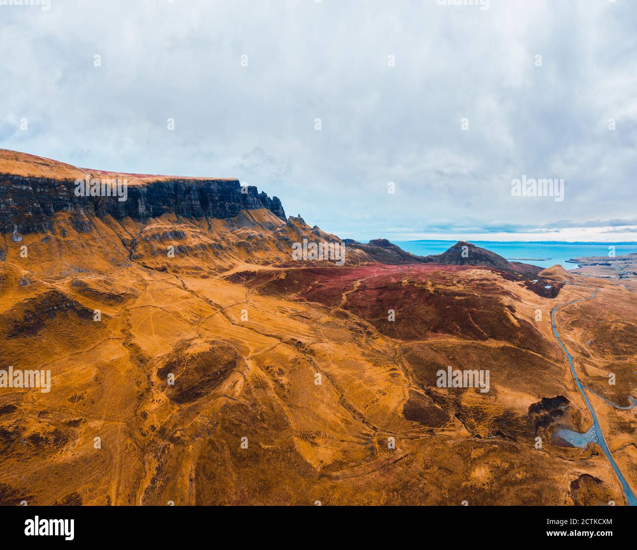 Regno Unito, Scozia, drone vista del paesaggio montano marrone dell'isola di Skye Foto Stock