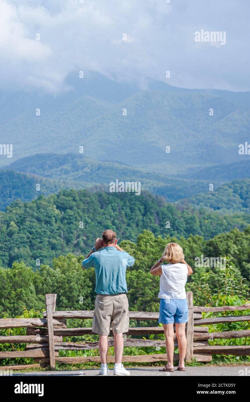 Tennessee Great Smoky Mountains National Park, natura paesaggio naturale uomo donna donna donna coppia guardare, Foto Stock