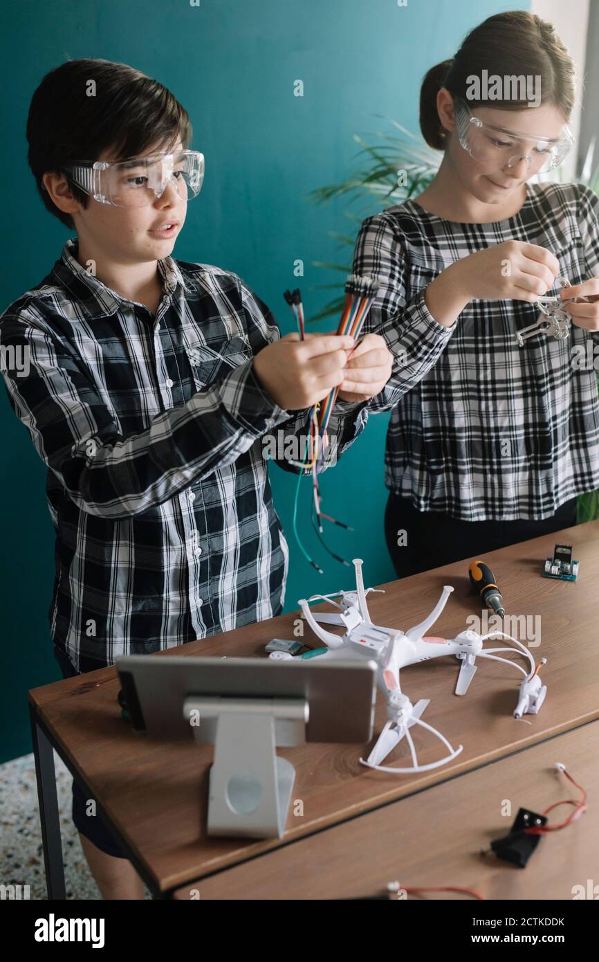 Fratelli preparare il drone sul tavolo mentre si sta a casa Foto Stock