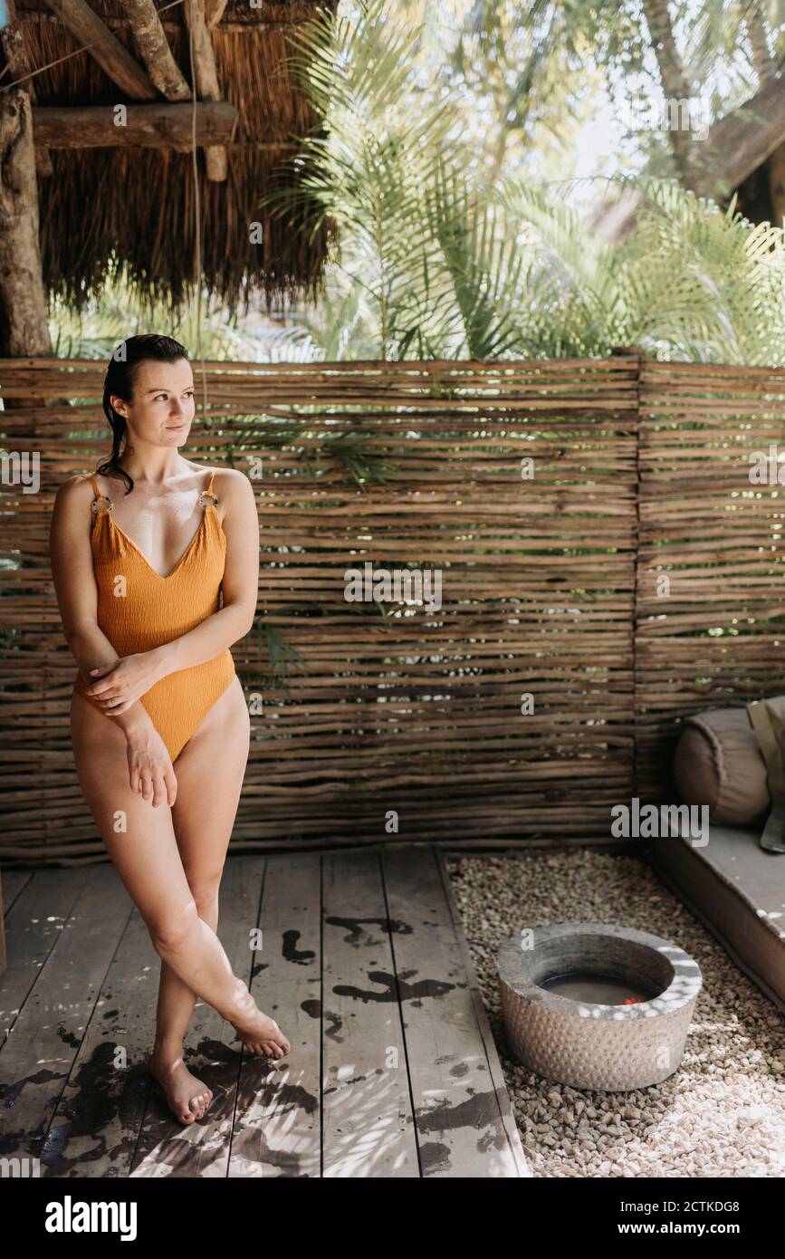 Donna che indossa un costume da bagno bagnato sulla terrazza Foto stock -  Alamy