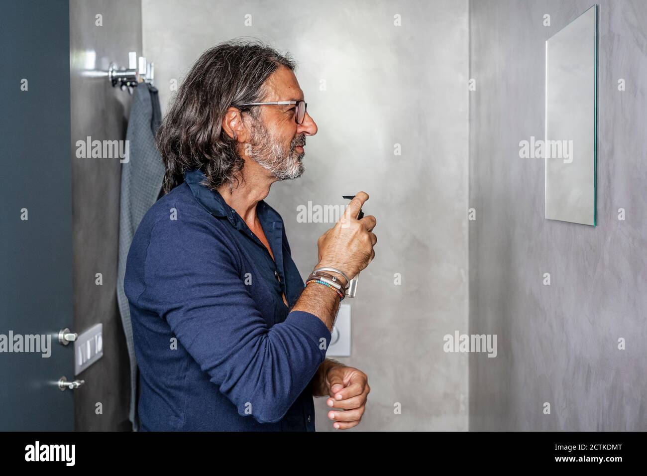 Uomo allo specchio in bagno immagini e fotografie stock ad alta risoluzione  - Alamy