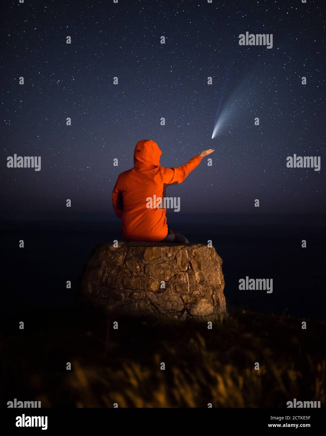 Uomo che guarda a Comet Neoswise Foto Stock