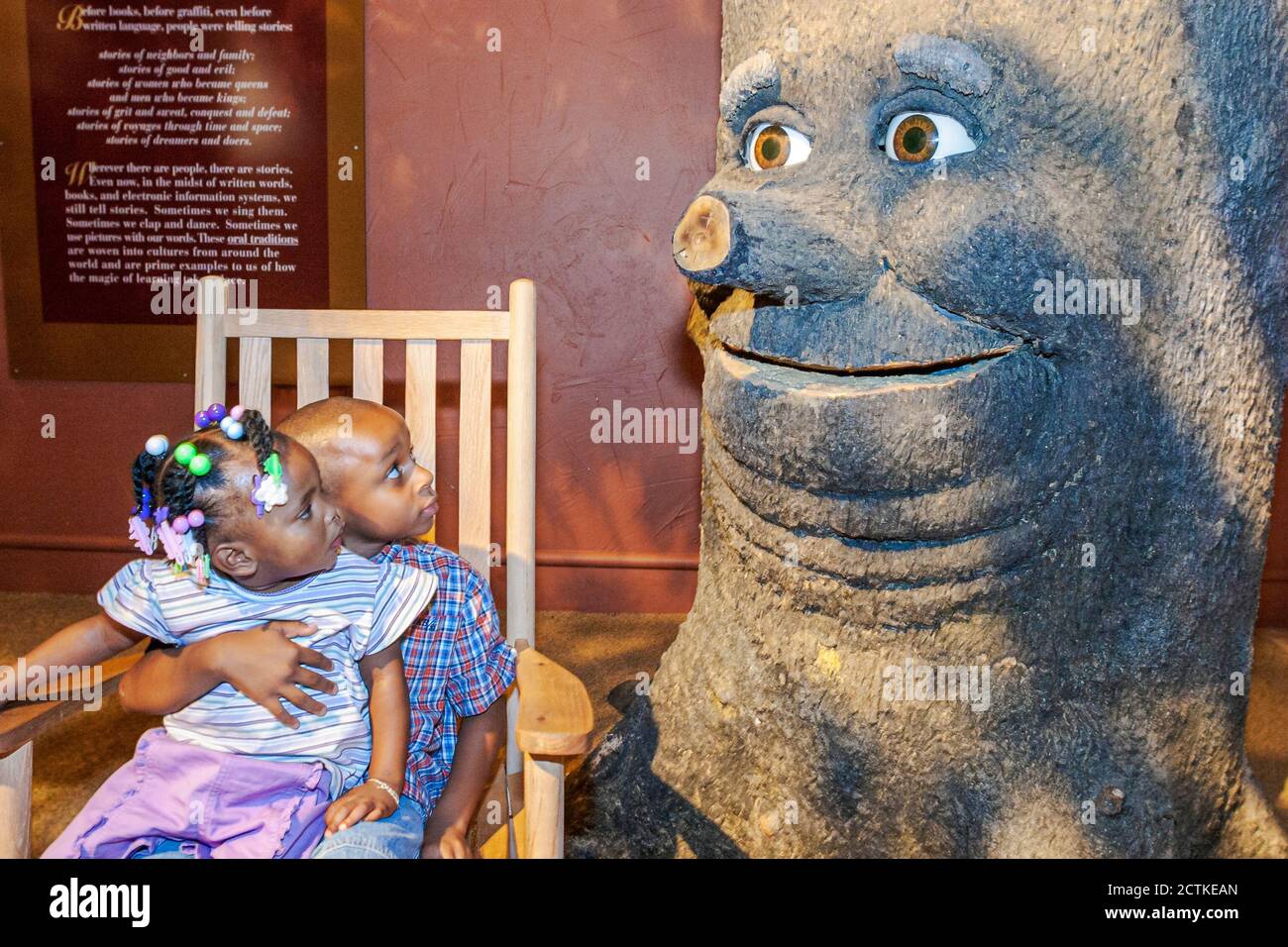 Huntsville, Alabama, EarlyWorks Children's Museum, attività pratiche fantasy favola, ragazzi ragazze bambina Black African Foto Stock