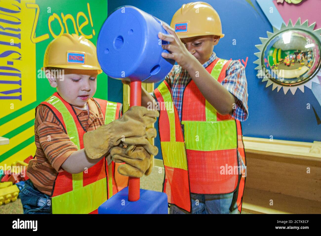 Huntsville, Alabama, EarlyWorks Children's Museum, attività pratiche costruzione blocchi giocattoli, ragazzi nero africano Foto Stock