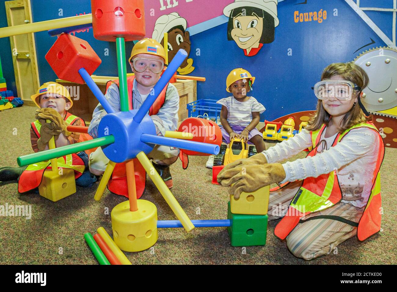 Huntsville, Alabama, EarlyWorks Children's Museum, attività pratiche costruzione blocchi giocattoli, ragazzo ragazzi ragazza ragazze nero africano Foto Stock