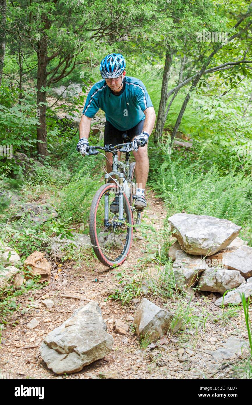 Huntsville Alabama, sentieri Land Trust, uomo biker mountain bike bike bike bike bike bike bike rocce rocciose, Foto Stock