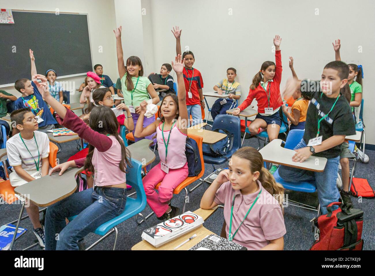 Miami Florida,non violence Project USA,insegnare studenti non violento comportamento,ragazzi ragazzi ragazza ragazza sollevare mano alzando mani,ispanico, Foto Stock