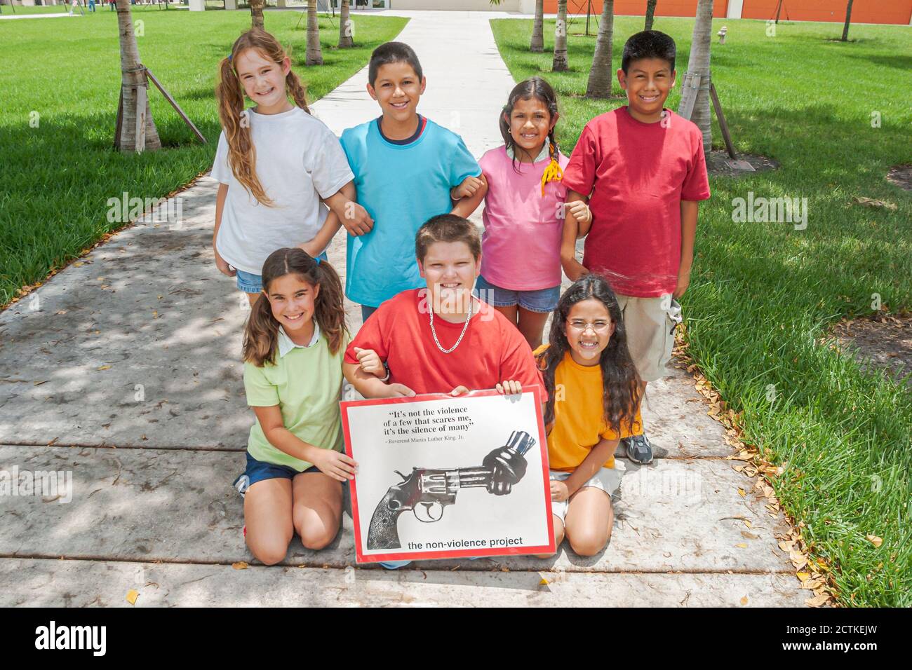 Miami Florida,non violence Project USA,studenti insegnanti comportamento non violento,ragazzi ragazzo ragazza sorride sorridendo,tenere in mano poster,ispanico Foto Stock