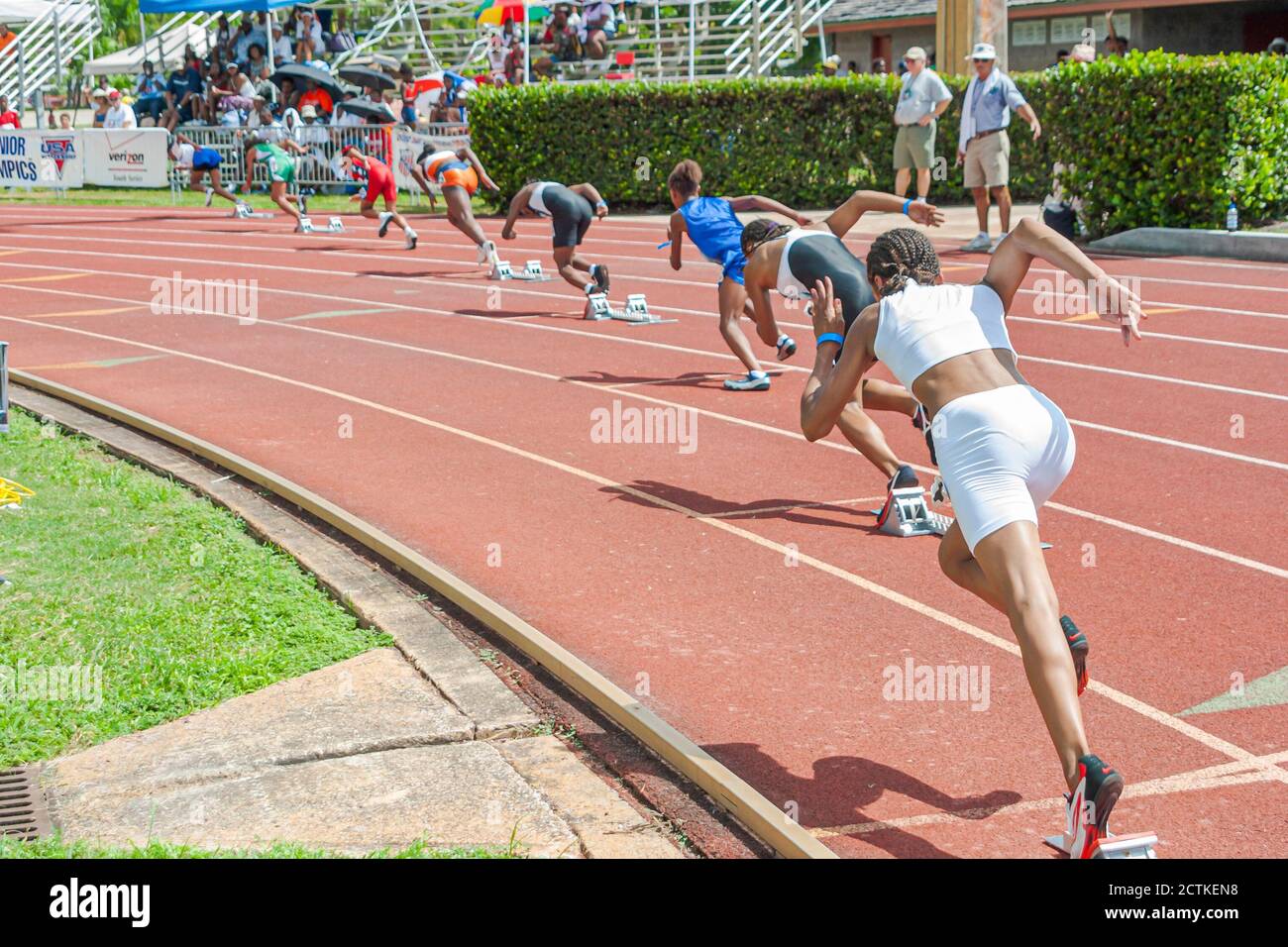 Miami Florida,Tropical Park,USA Track & Field National Junior Olympics,studenti atleti teen teen teenagers girls femmina race start runner Foto Stock