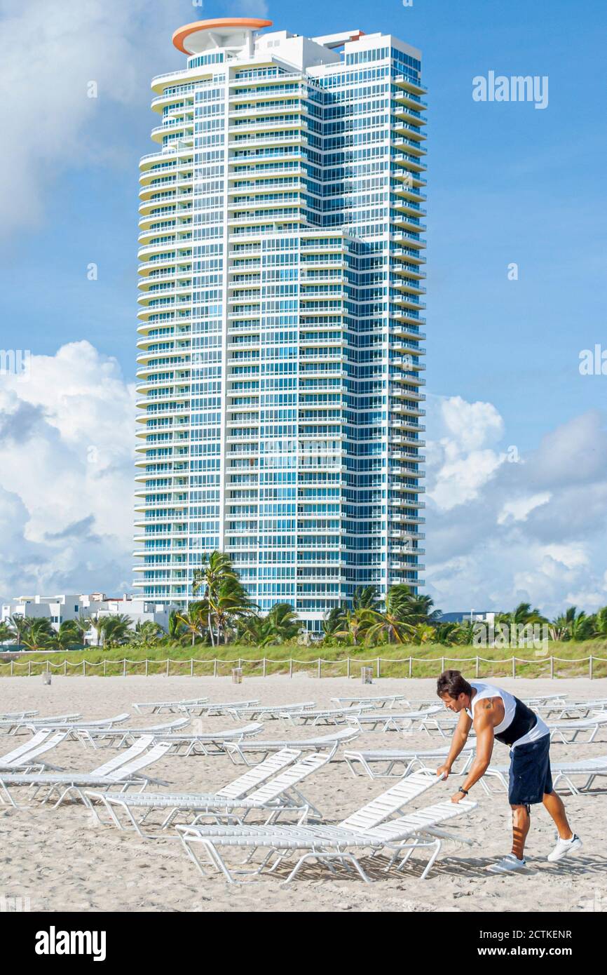 Miami Beach Florida, sedie a noleggio pubbliche, sabbia alto edificio edifici condomini condomini residenziali, Foto Stock