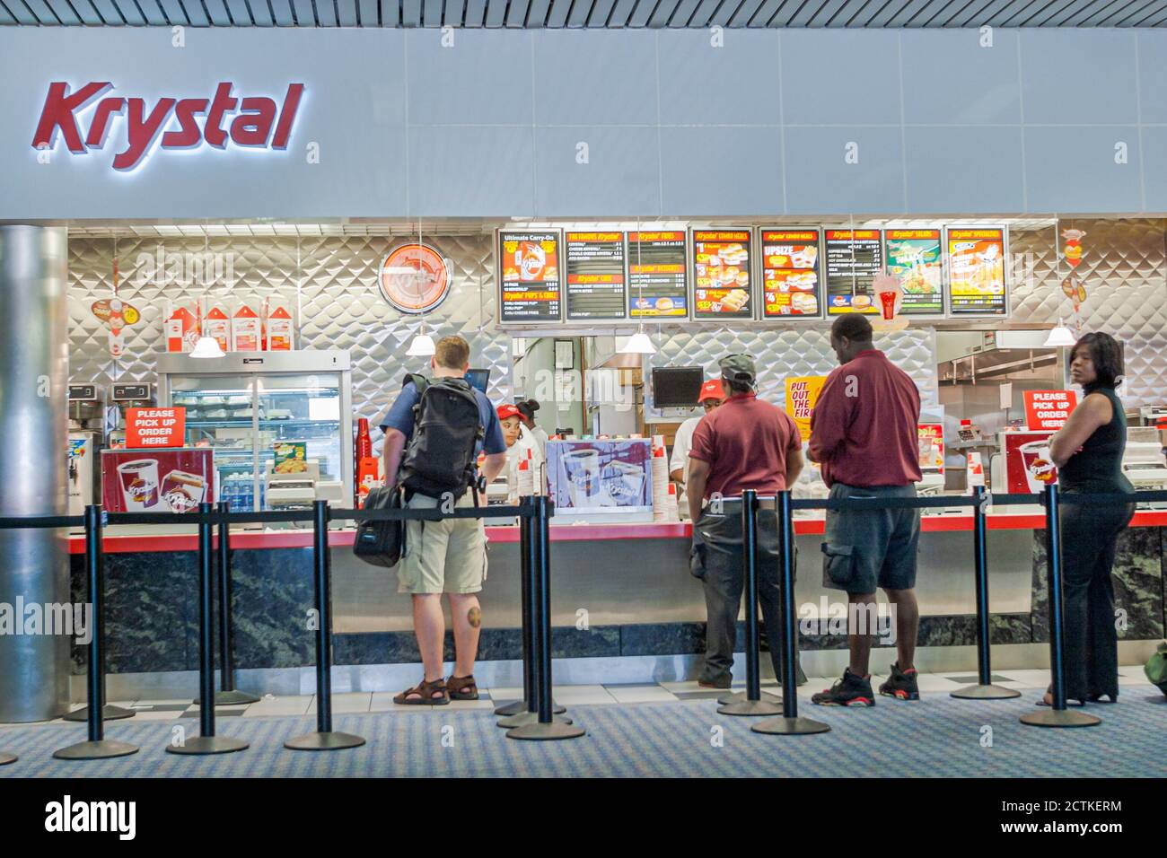 Georgia Atlanta Hartsfield International Airport, all'interno del terminal gate interno, Krystal hamburger fast food clienti banco ristorante, line Queue buy Foto Stock