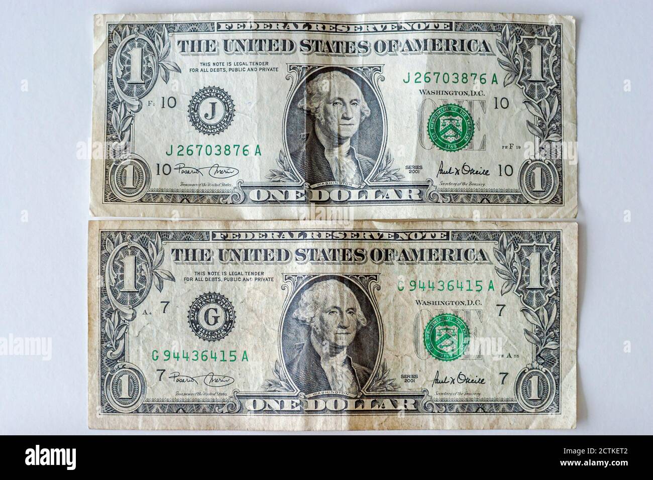Due 2 usurato usato ha circolato US un dollaro fatture di denominazione, carta moneta valuta di cassa, Foto Stock