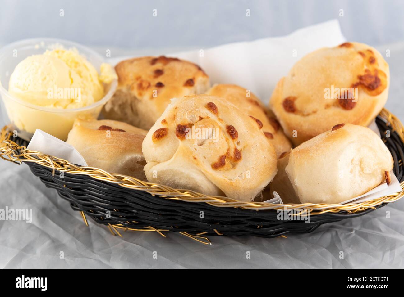 Cestino sano di involtini da cena all'aglio e al formaggio per completare un pasto delizioso da mangiare. Foto Stock