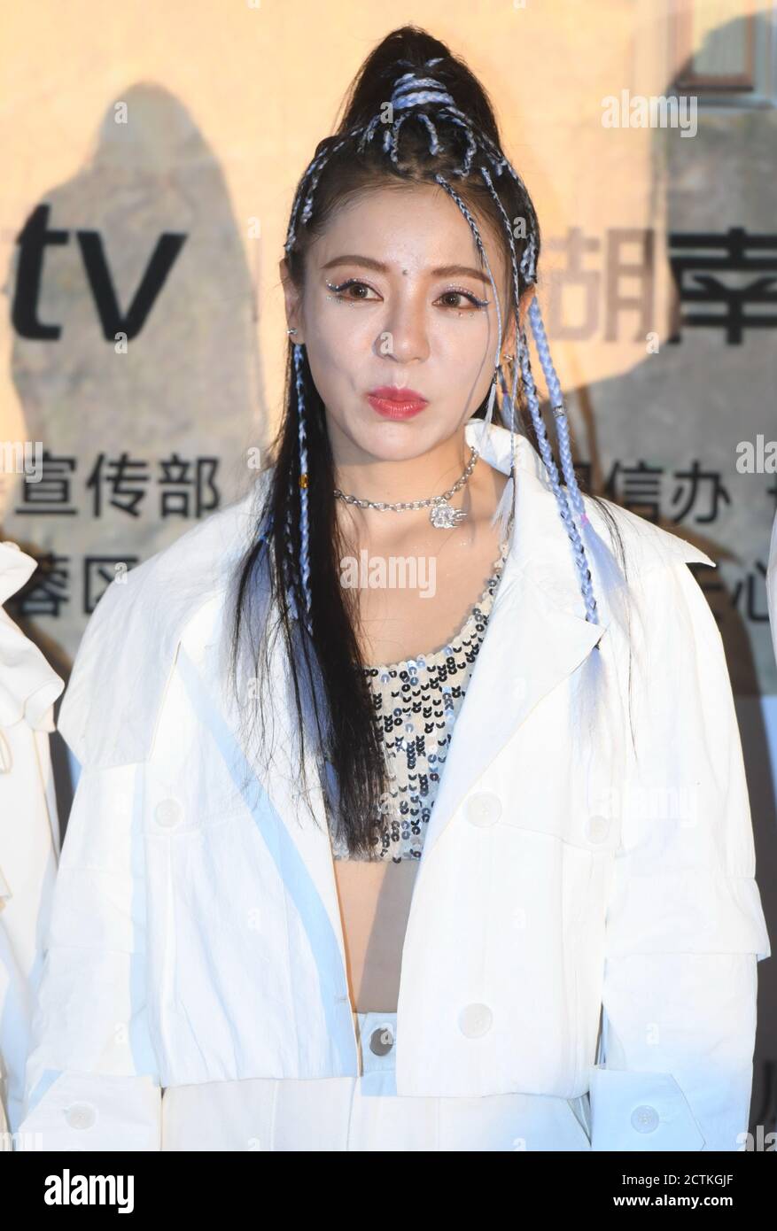Il cantante cinese Ding Dang partecipa all'evento MGTV Forever Young Night nella città di Changsha, nella provincia di Hunan della Cina meridionale, il 10 agosto 2020. Foto Stock